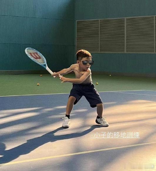 #周杰伦昆凌儿子打网球照##周杰伦昆凌儿子近照# 昆凌晒儿子打网球照，7岁Rom