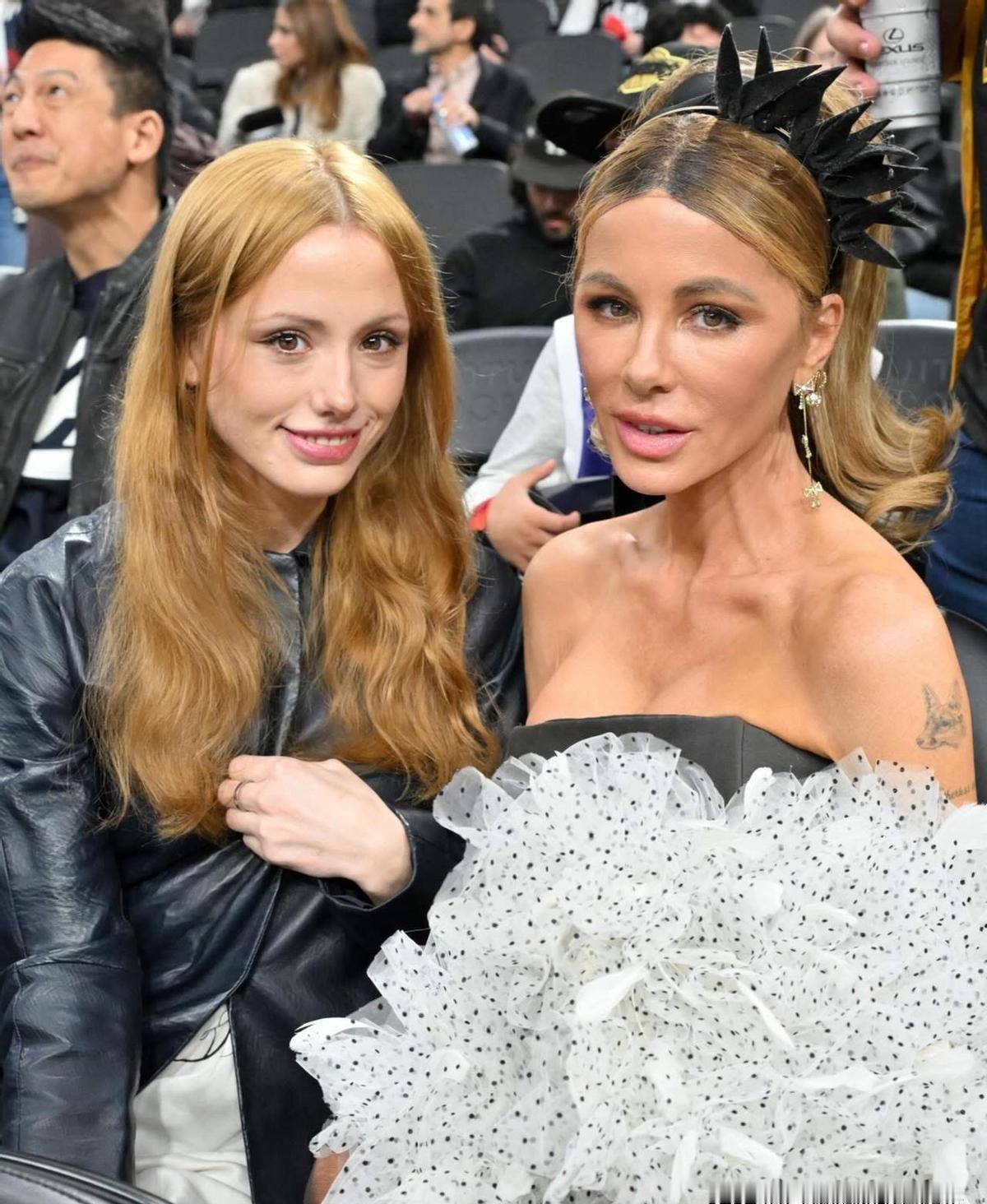 她女儿22岁了，她们相处的方式却像一对闺蜜。
昨晚湖人主场，凯特·贝金赛尔和莉莉