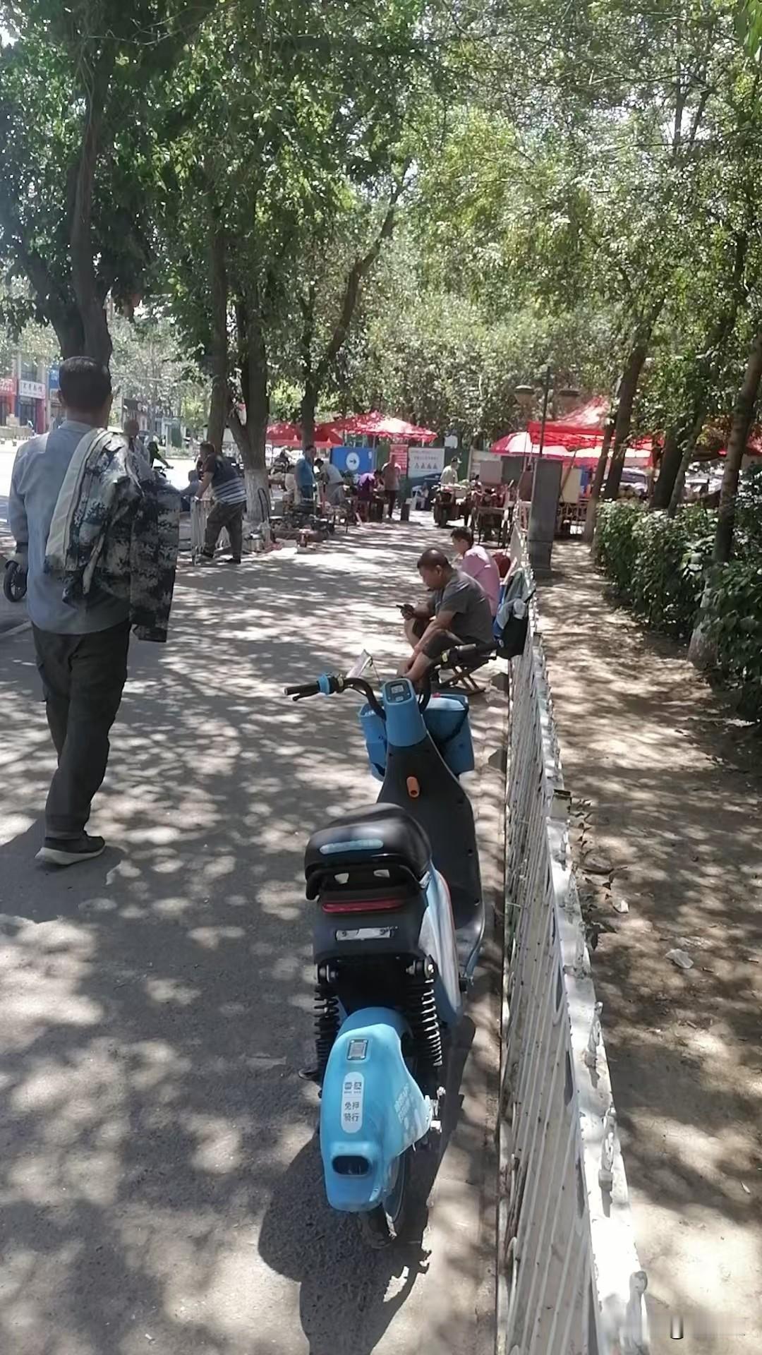 今天早上要到包联社区参加“七.一”党的生日升国旗仪式。因为提前到了三十分钟，就在