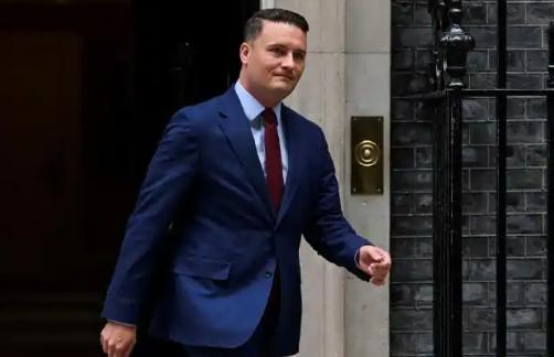 英国政坛大地震！5月14日卫生大臣辞职逼宫首相，工党内斗撕破脸，执政仅两年就内讧