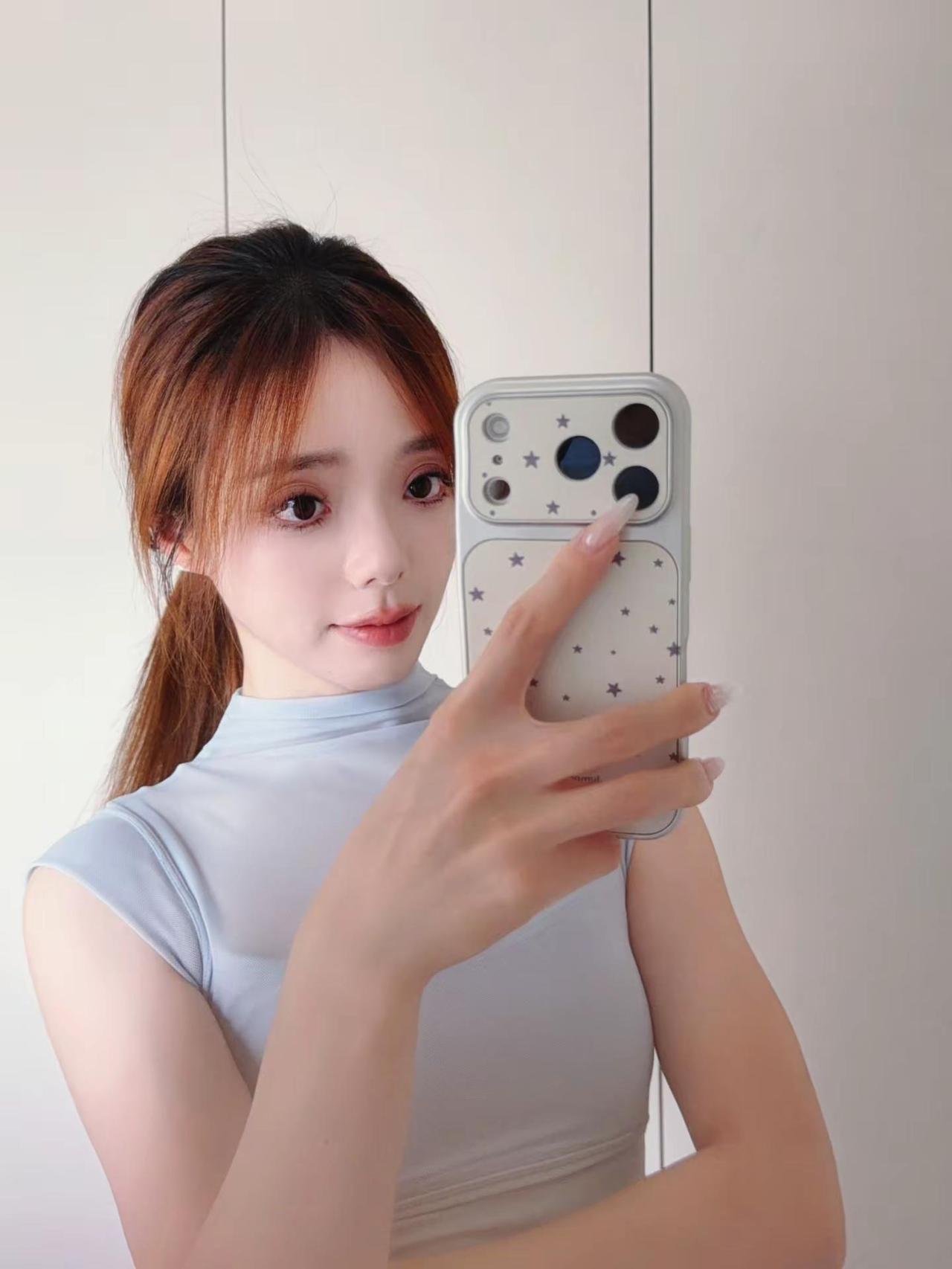 当你不再焦虑，这世界便开满了花。瑜伽穿搭 瑜伽服ootd 瑜伽服搭配 今日瑜伽服
