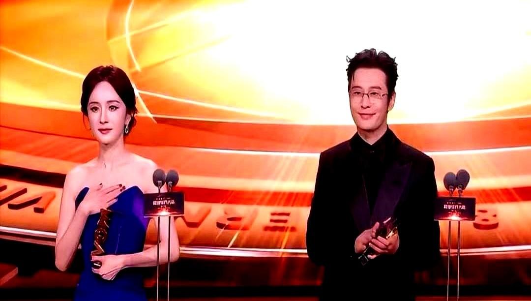 “年度最佳演员”颁给了一部票房500万的男主，微博热搜直接炸锅。

观众A刷手机