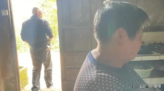 贵州山区 42 岁的男子陈树，十年前因为买回的猪肉肥瘦不合心意，当众被妻子狠狠扇
