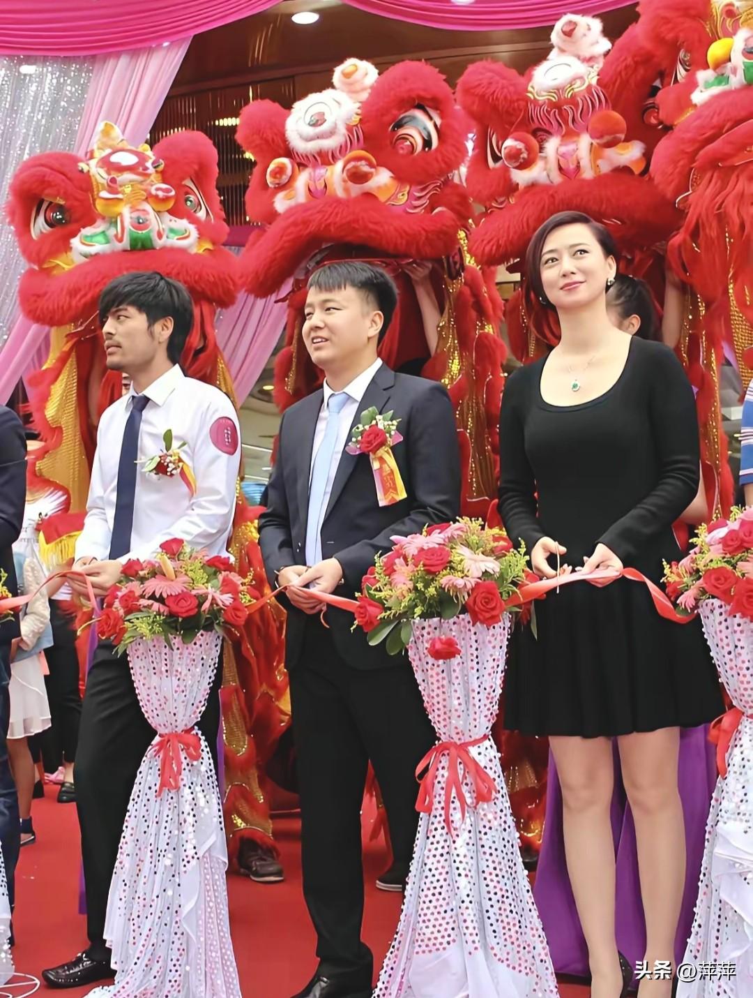 翁虹真是岁月不败美人，如今依旧明艳动人，风采不减当年，还是那么年轻漂亮。