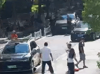 惊险一刻！杭州西湖区，一名男孩被SUV卷入车底，妈妈歇斯底里呼救，十几位热心市民