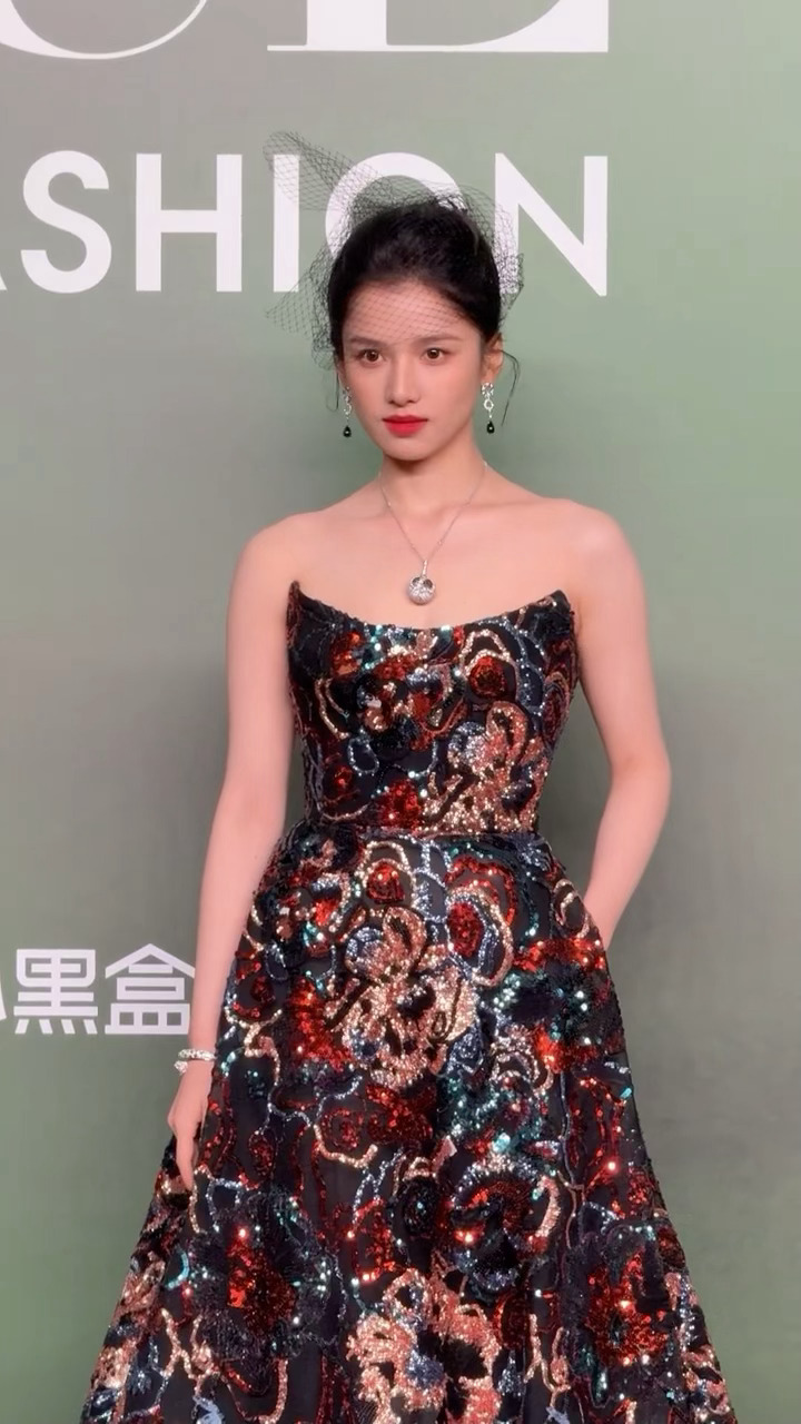 婧仪就这样美丽又高贵😘 ​​​