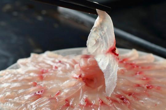 5人聚餐后全部确诊肝吸虫病一顿聚餐，5个人吃了淡水鱼生，全部查出肝吸虫病，其中4