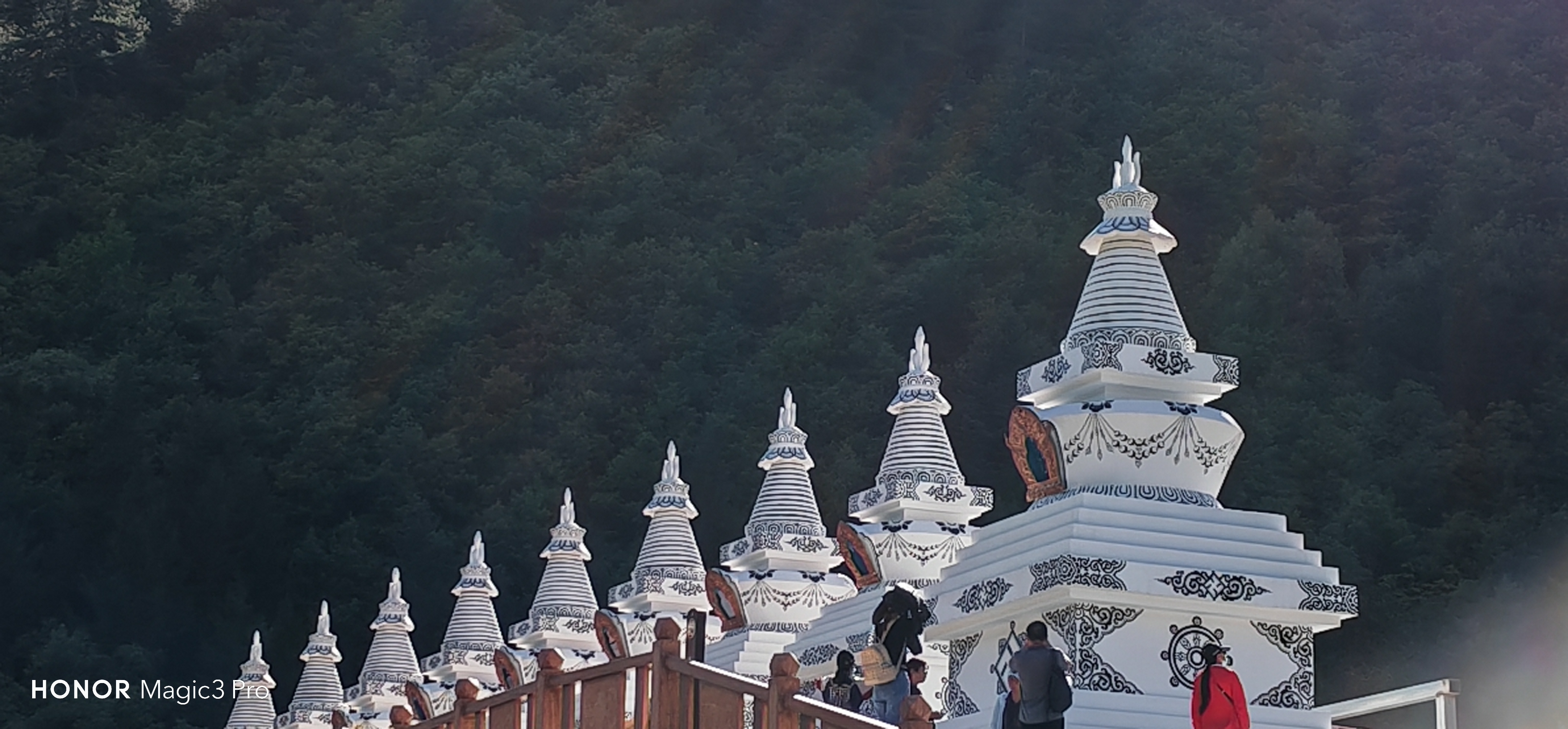 晚上太太让孩子听一段文化人的访谈，董宇辉采访一个什么自驾旅行的作家，开场就先扯一