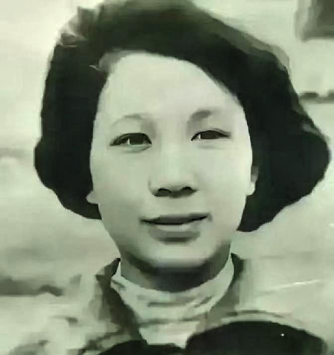 她在枪响前倒地装死，没多久特务进来补枪。甚至，用枪托捅她的腰部。而她，紧张的不敢