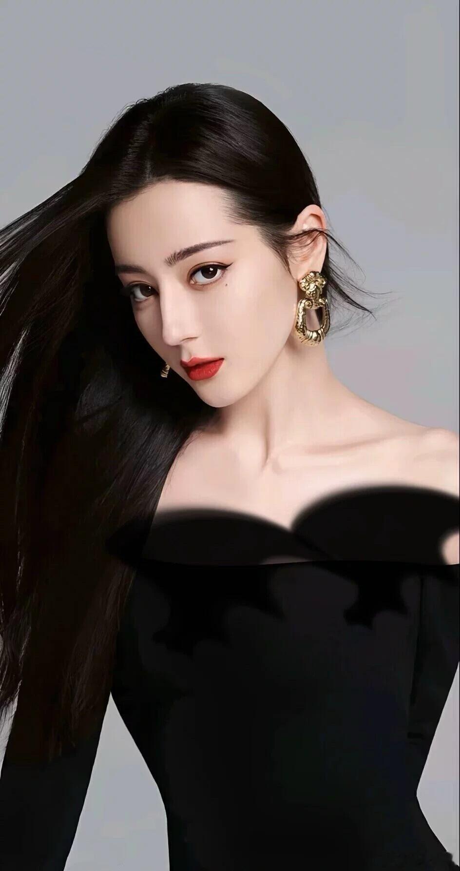 迪丽热巴[超话]   迪丽热巴写真集，白白嫩嫩，腰细腿长，人间仙女！这也太美太好