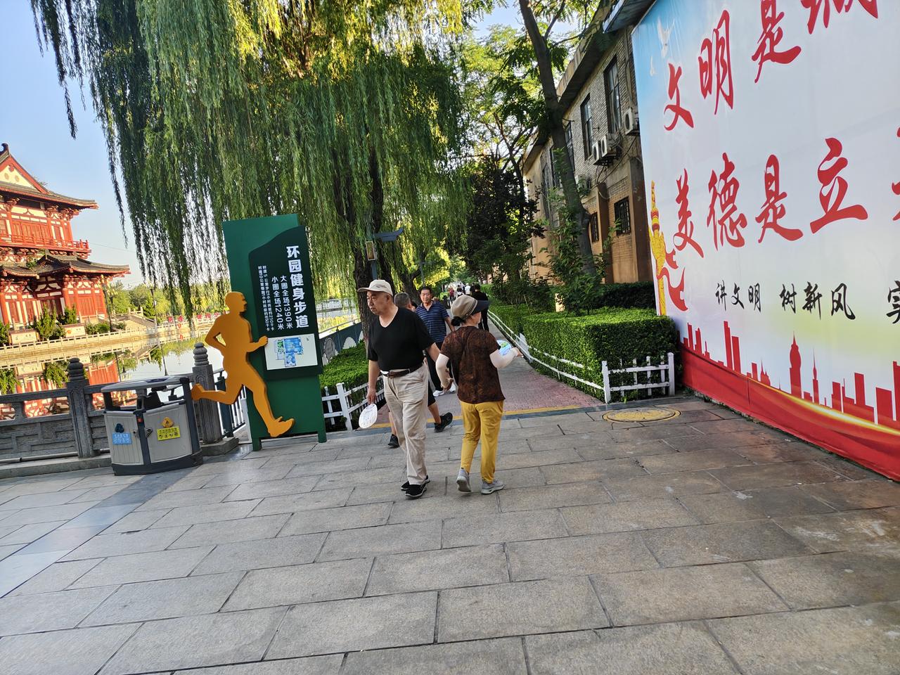 清晨，我在运城西花园里晨跑，一对老年夫妇的日常映入我的眼帘，让我感觉好温暖。
