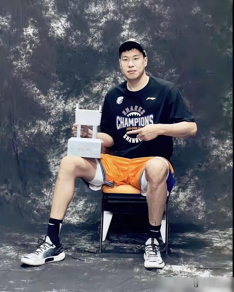 闫鹏飞是山西队走出来的第二位总冠军球员。

翻开山西队史上走出来的球员不少，前八