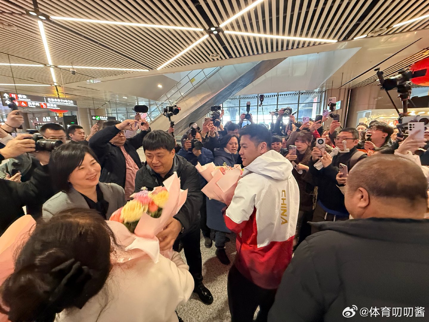 宁忠岩回家乡现场人山人海✈️中国速滑名将，冬奥冠军今日回到家乡黑龙江，接机现场人