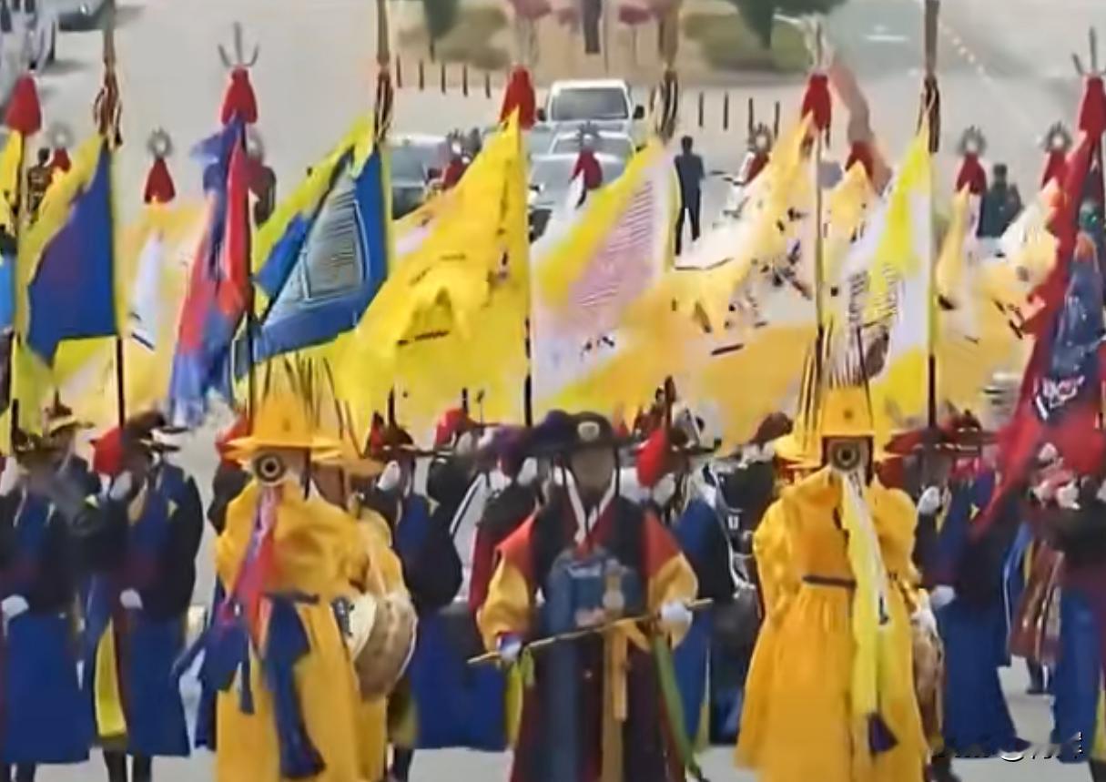 前面打幡，后面吹唢呐！韩国欢迎高市早苗的仪式像要把人送走
日本现任首相高市早苗目