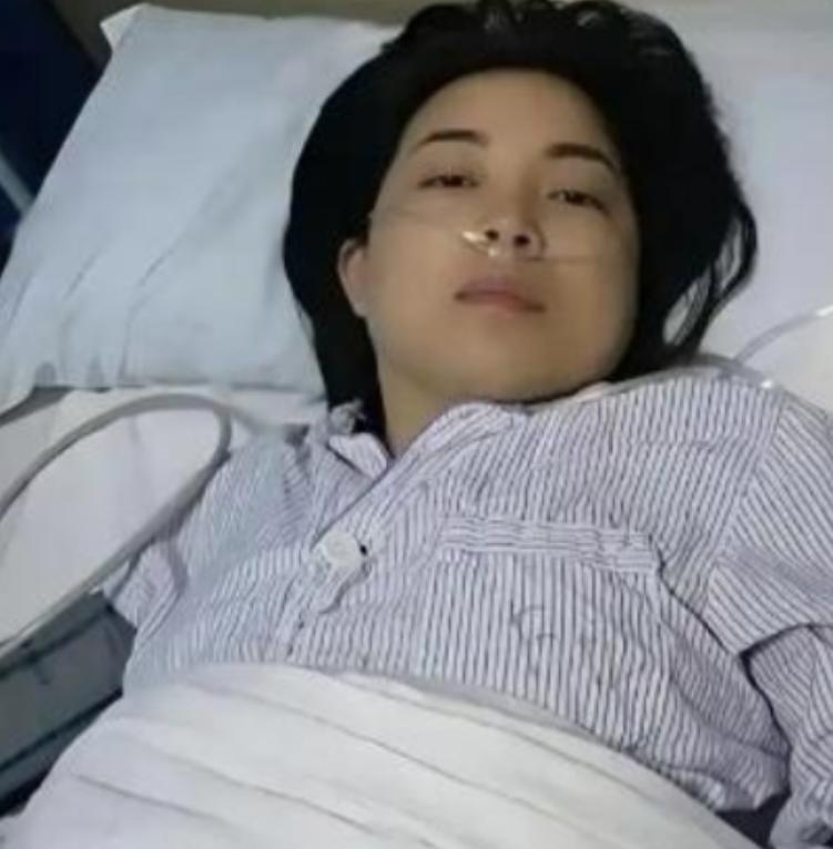 江西24岁女子病逝，未婚夫垫付30万治疗费，办完丧事准备离开，女方父亲递来一个红