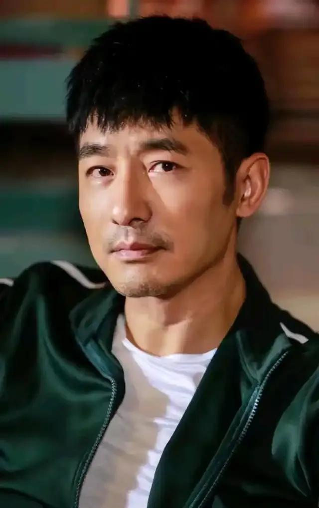 郭晓冬：踏实靠谱才是最高级的吸引力
在帅哥扎堆的娱乐圈，郭晓冬外形不算出众，早年