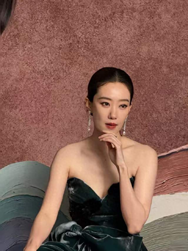 张小斐红毯封神！墨绿绒面连体衣配蝴蝶结，高贵浪漫美出新高度