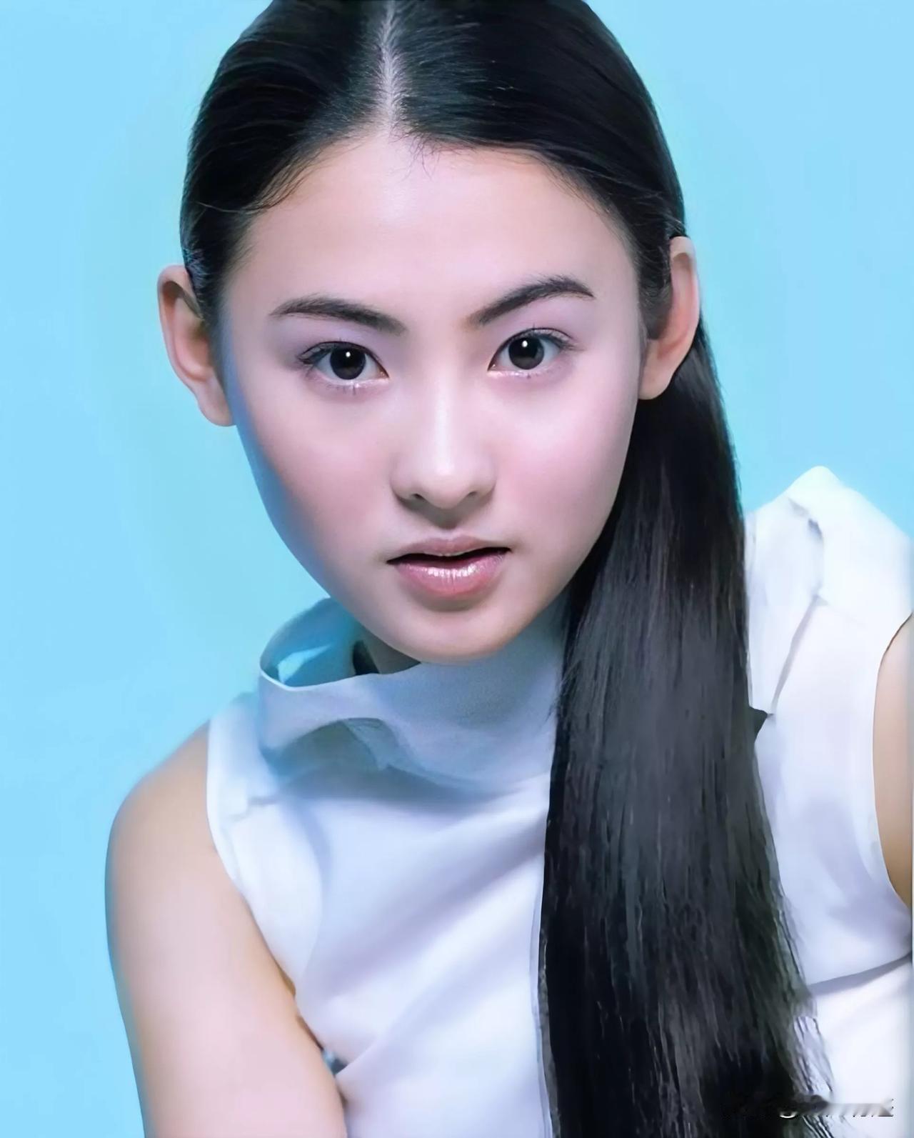 张柏芝这个脸型——我根本找不到词来形容，骨相、皮相零瑕疵，简直可以说是——巧夺天
