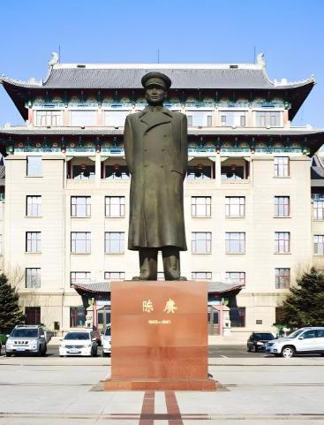 1952年，弹道专家张述祖对陈赓说，有个弹道专家很稀缺，陈说，那就赶紧要过来呀，