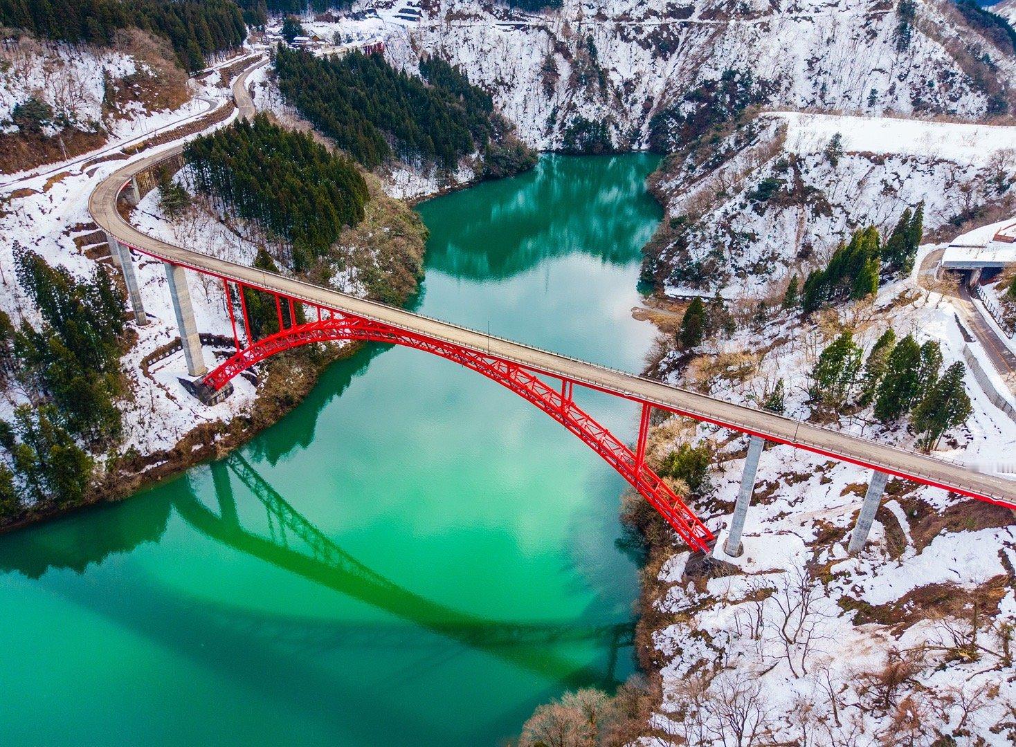 日本富山县川庄峡，红桥碧水，白雪皑皑，真的是航拍好地方！ 