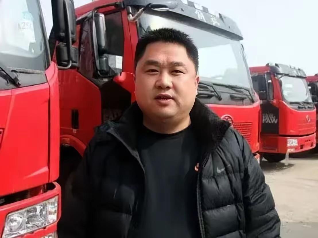 河南男子贷款买车后离奇失联，车行老板上门讨债，进村后却当场泪崩
 
2010年的