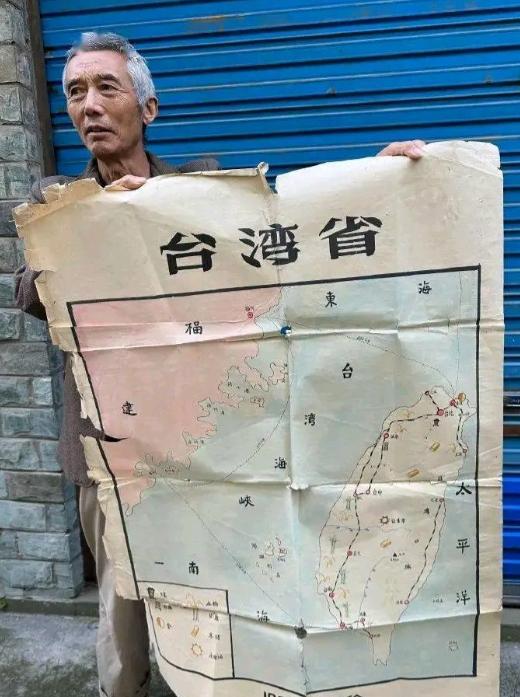 一位上了年纪的台湾同胞展示1963年的台湾省地图，令人既感到惊奇，又十分喜悦！