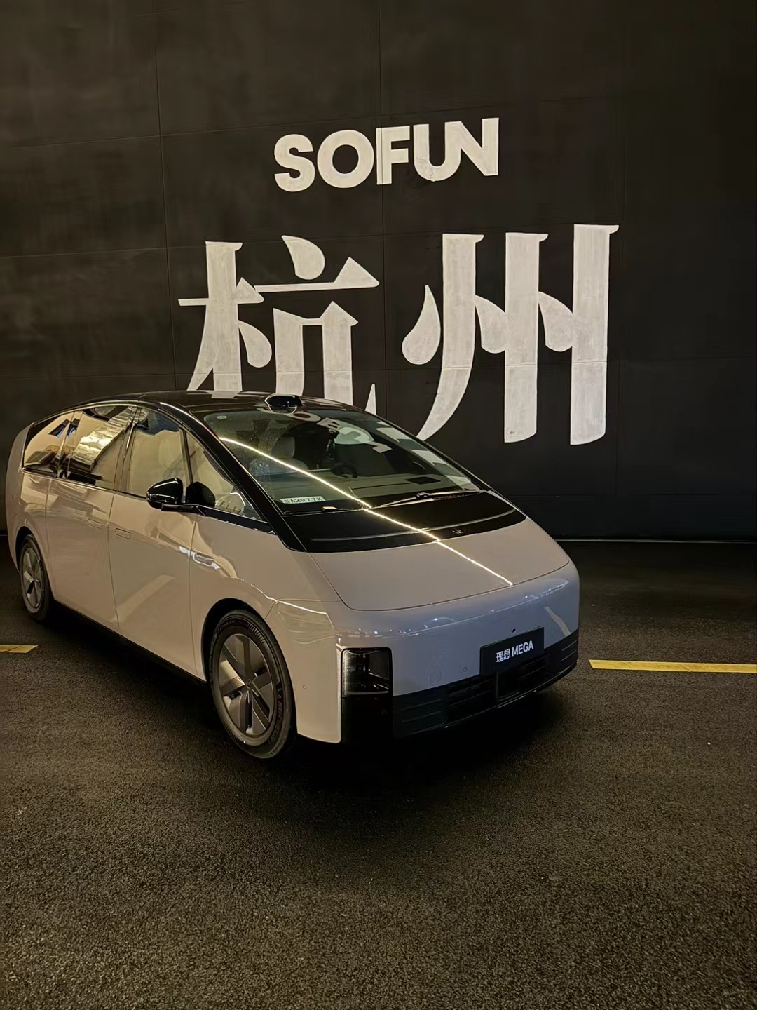 理想MEGA 一款让我魂牵梦绕的车...我给闺蜜讲这个车，去年她还觉得不好看，今