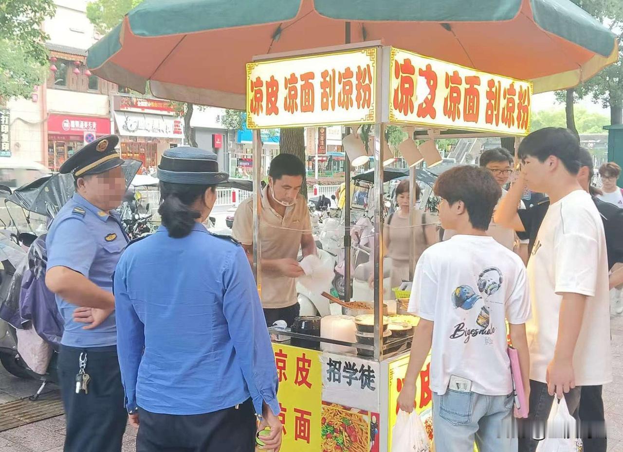眼前这个摆摊卖凉皮的中年男子，你完全想不到半年前他还是市中心一个中档餐厅的老板，