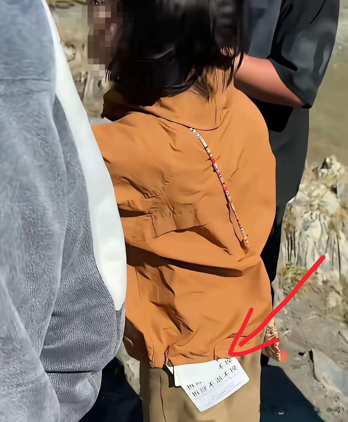 很好奇，这些不摘服装吊牌的小姐姐们会以什么借口退货…[捂脸]
你要说她们对衣服质