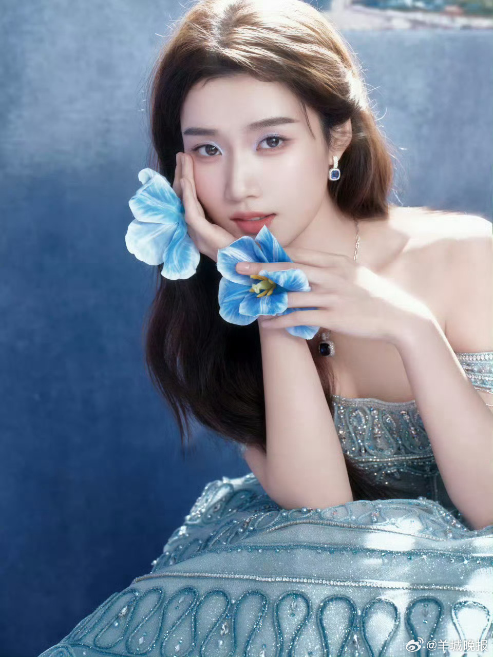 【分享内娱女星的蓝色礼服大片】一袭澄澈的蓝色礼服，将东方女星的优雅与灵动尽数展现