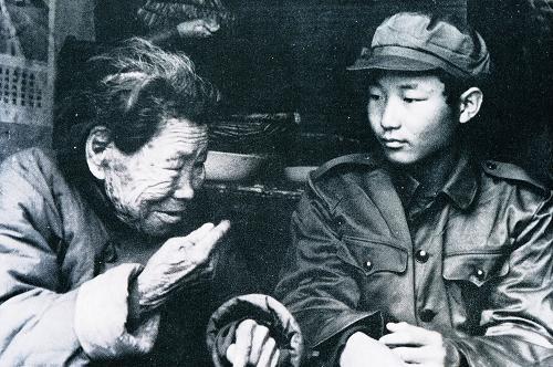 新中国英雄模范人物：明德英
她，1911年出生于山东沂南县一个贫苦农家，两岁那年