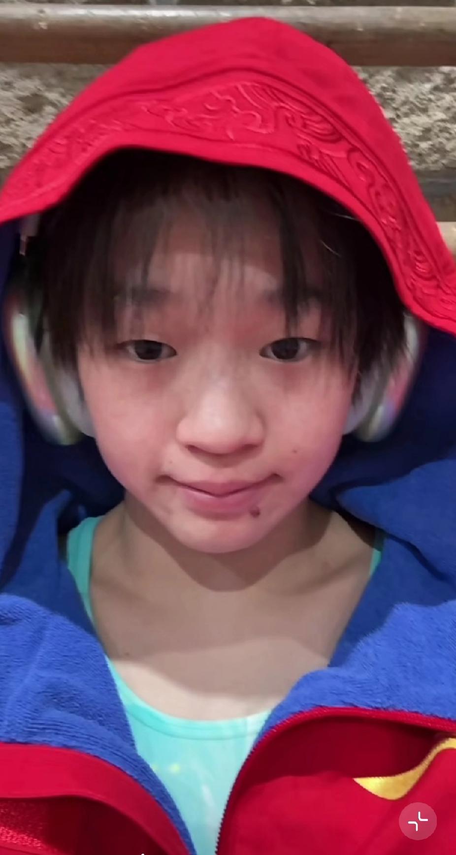 谁懂啊！刷到全红婵这张，心都化了🥹
 
刚刷到全红婵的这张自拍，戴着耳机、裹着