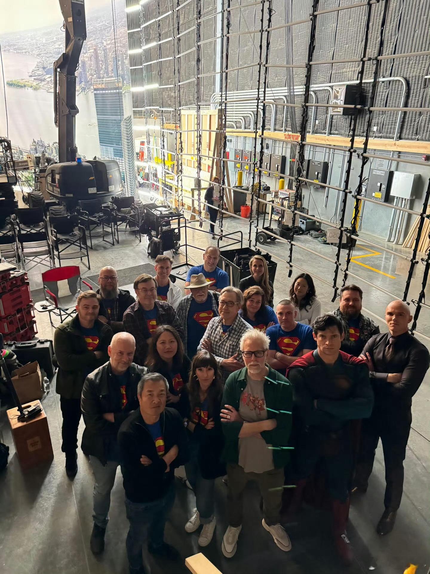 “滚导” 詹姆斯·古恩 分享《超人》全新未释出幕后合影！！james gunnj