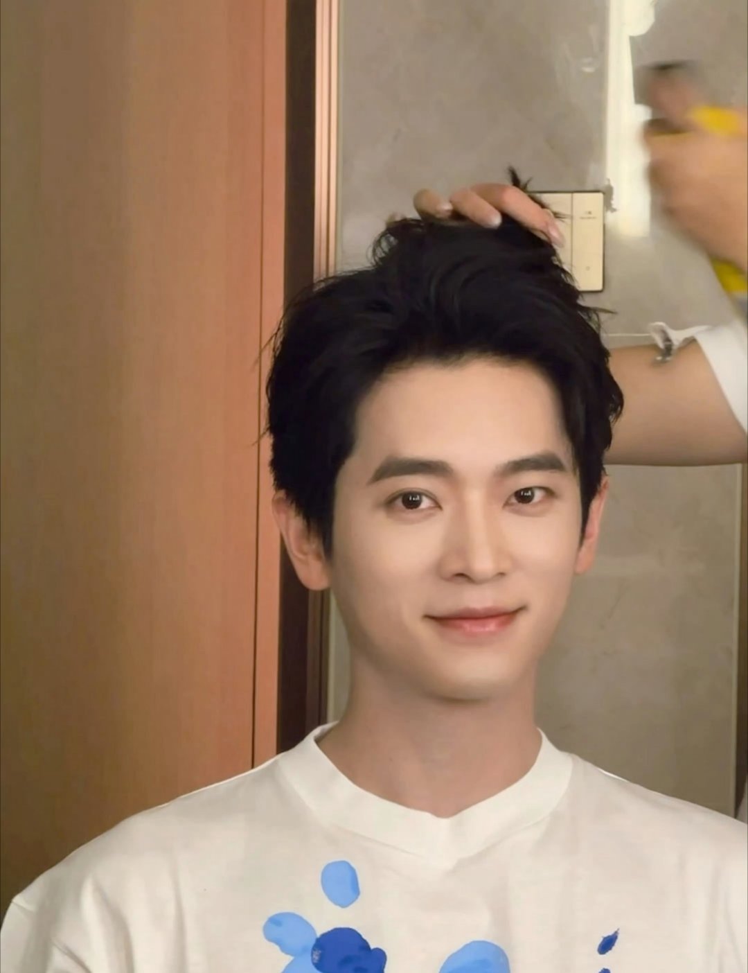 丞磊人生镜头持续上新演技稳、人品更圈粉。演戏走心有层次，每个角色都演得鲜活立体，