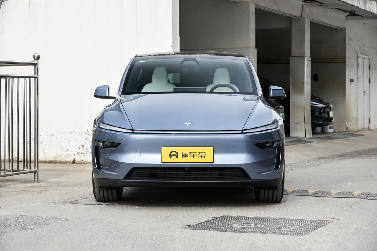 在路上看到Model Y这款车，后面看造型就像一个放大版的“鼠标”，辨识度很高，