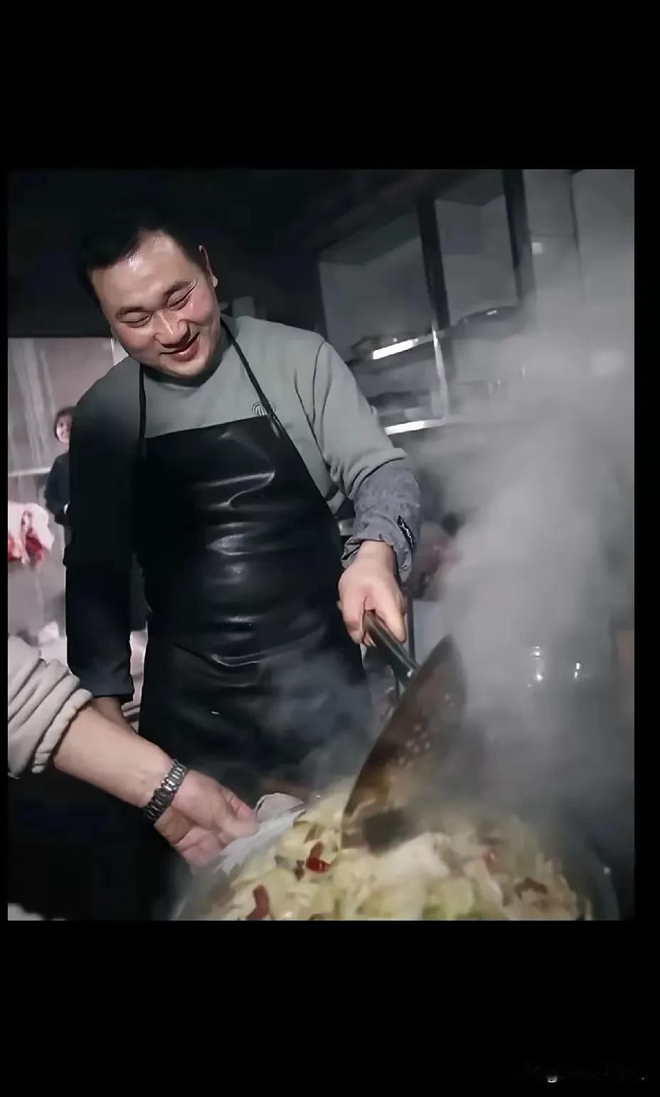 杀猪宴上最出圈的角色，从不是呆呆，也不是洗碗的保时捷大哥，而是专程来凑个热闹的赵