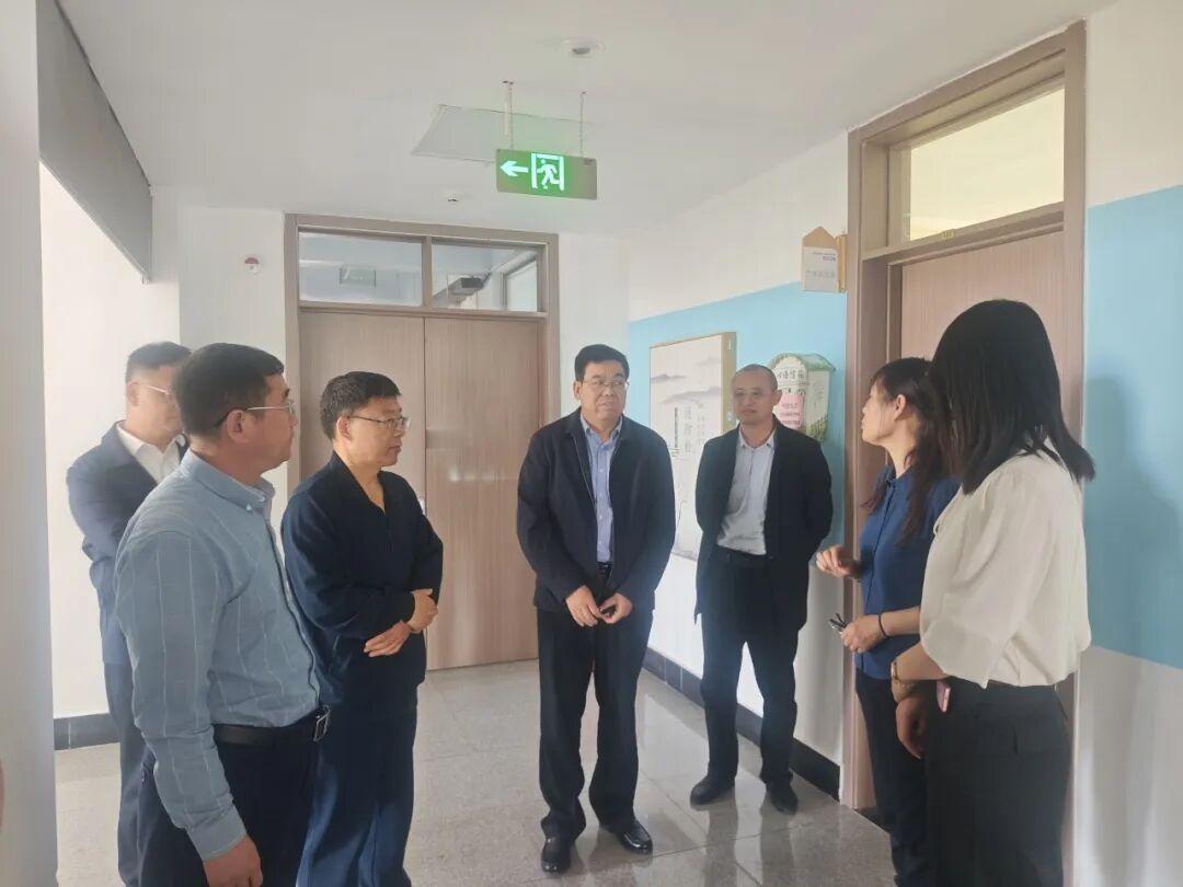 临沂市委政策研究室副主任鲍辉到临沭县实验中学开展智慧教育、特色办学、科技创新等教