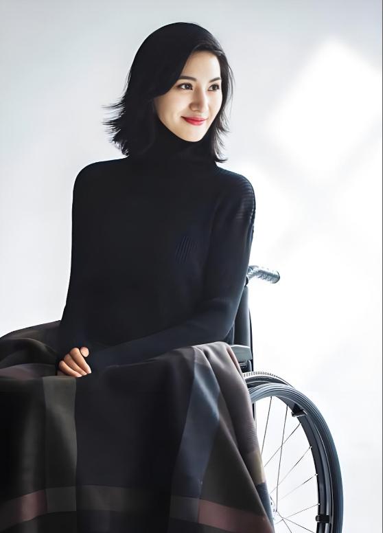 湖南卫视主持人梁艺久坐轮椅22年，她公开征婚，立一条最松的规矩：能帮忙推轮椅就够