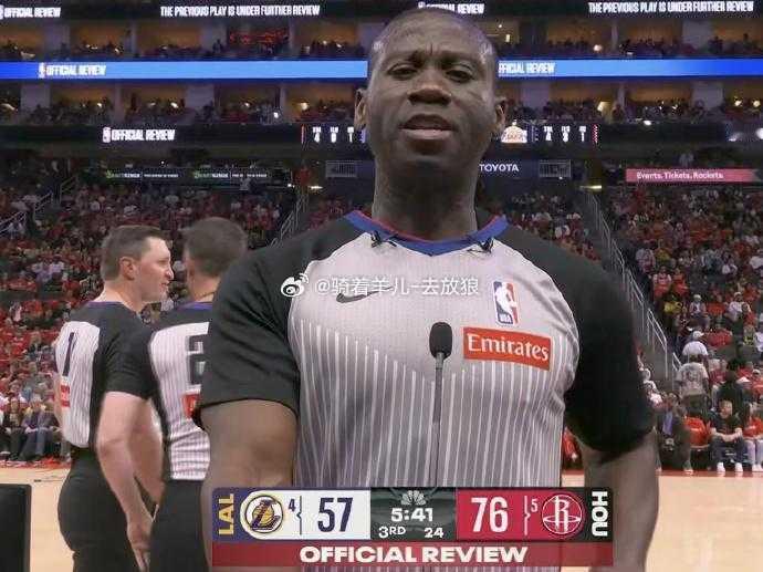 突发！艾顿高效19+10后肘击申京脖颈 被吹罚二级恶犯驱逐离场火箭vs湖人 北京