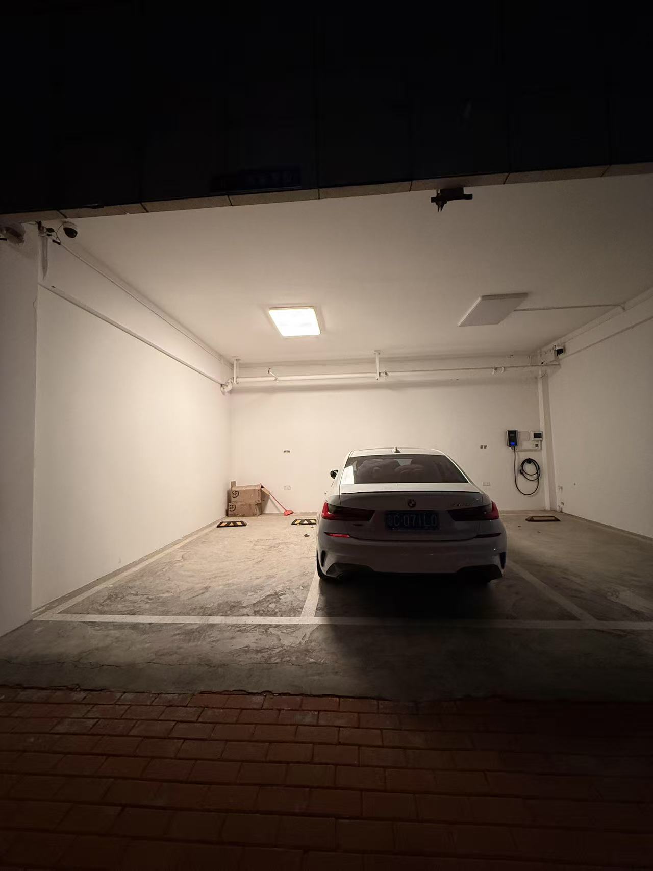 女生凌晨未接挪车电话车子被砸你违停+手机静音， 他砸车+监控盲区。这不刚好久对上
