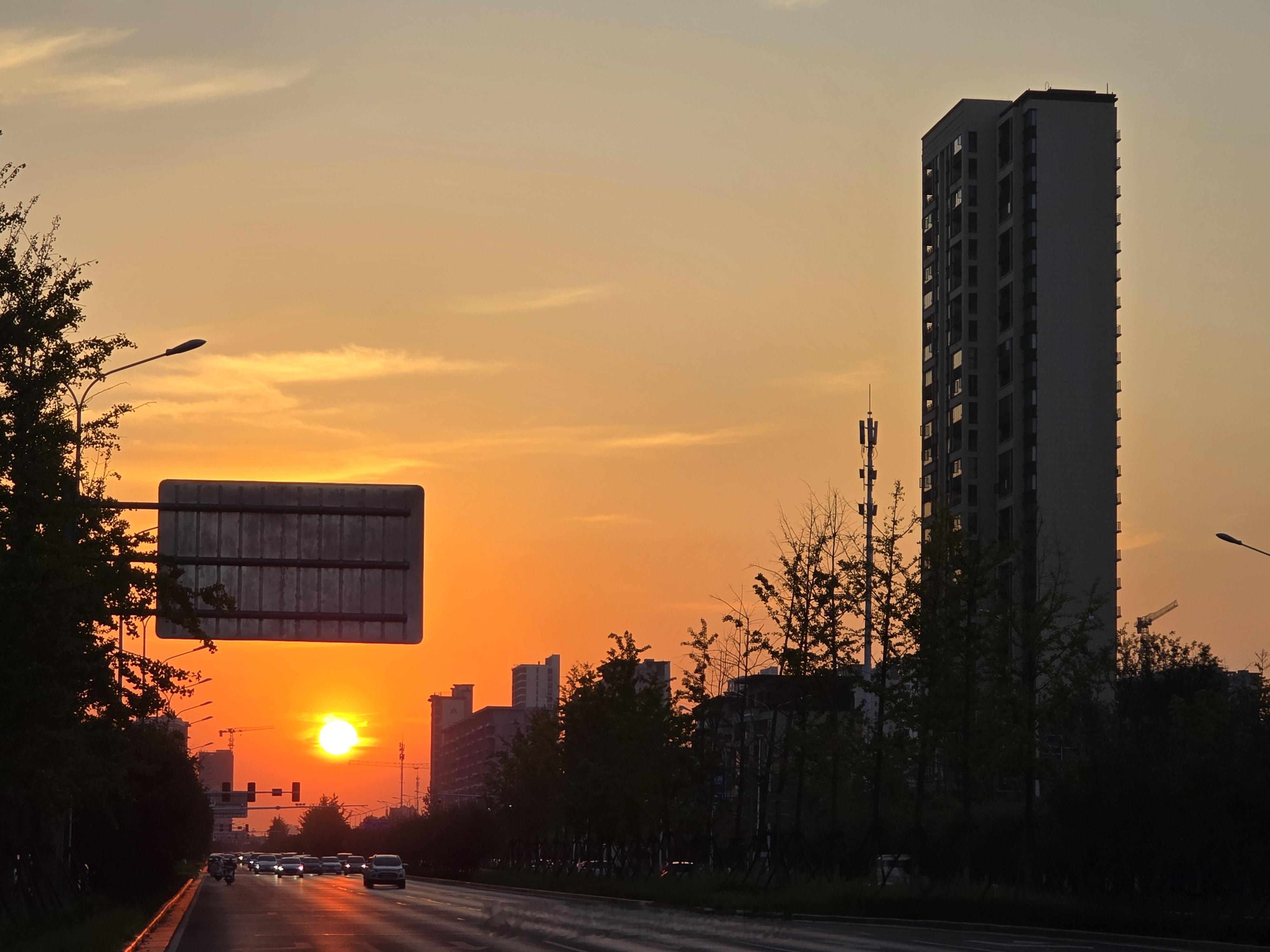 临近秋分，东西向的道路，日落与路的尽头重合，别有一番风味。 ​​​