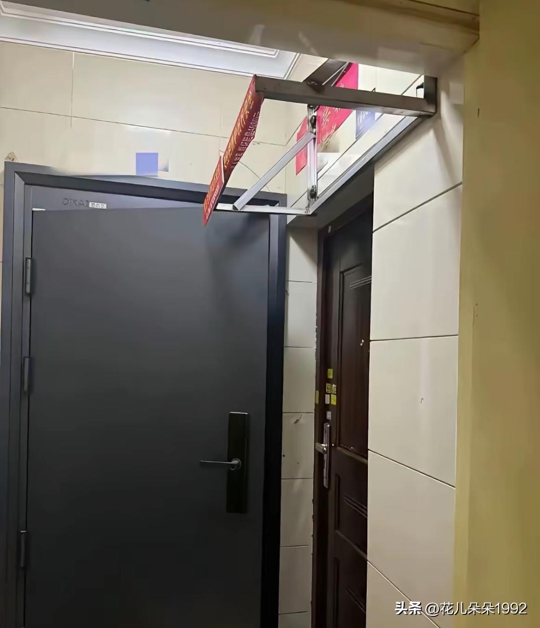 遇到外开门，这位邻居应对方式是不是有点硬核？
     左户的外开门应该是交房后