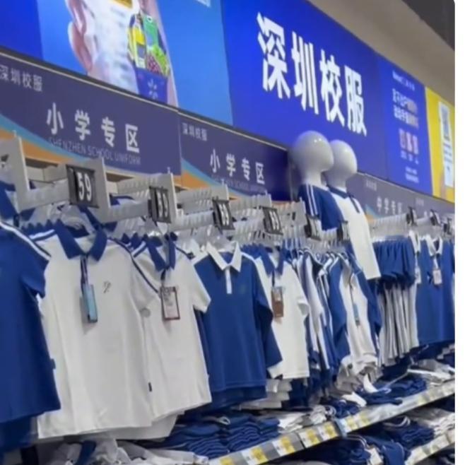 新学期第一天，“深圳校服”引起了家长们的热议，深受百姓欢迎，自愿购买的做法，值得
