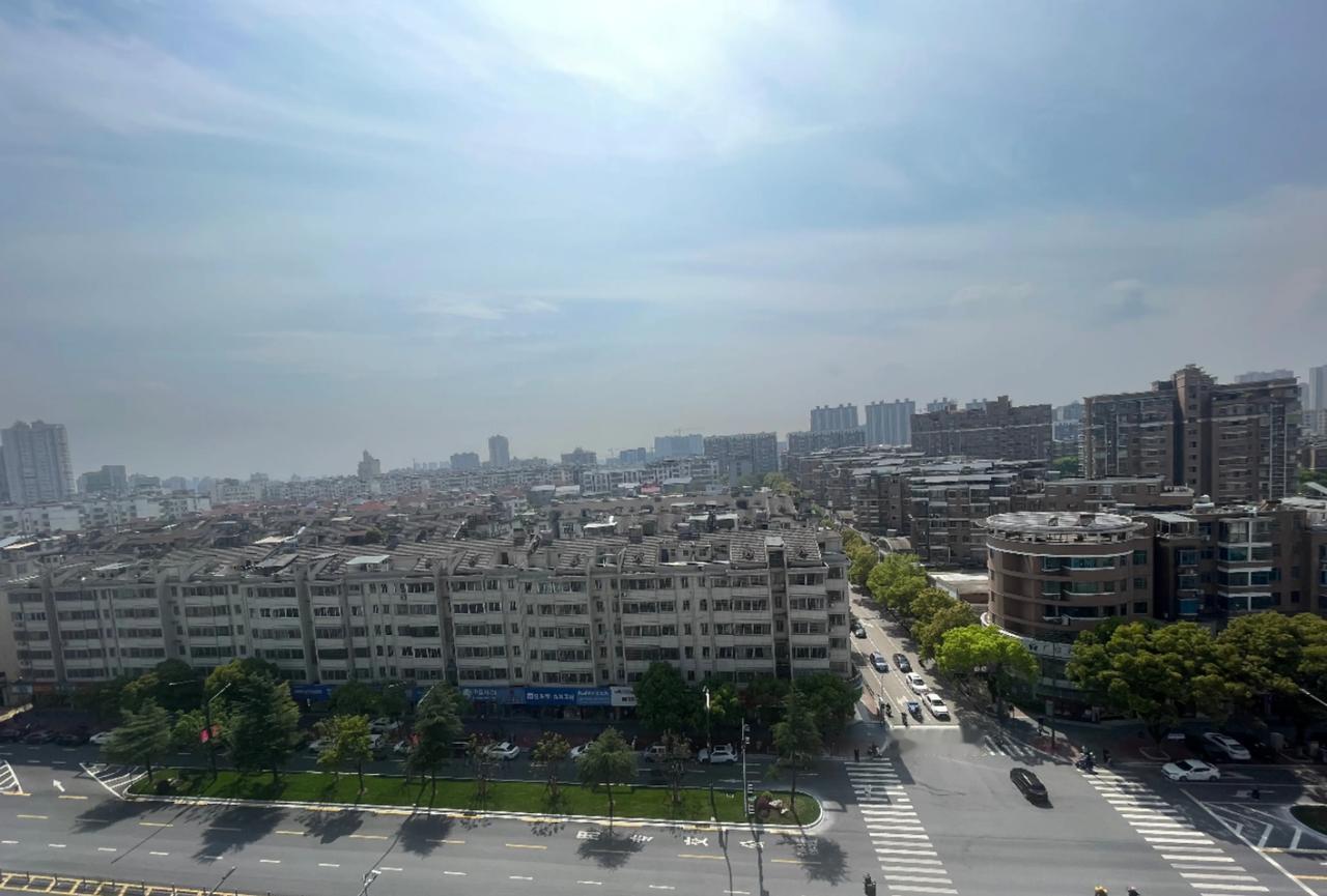“不涨房价就卖不出去”，这是典型的金融属性思考。你们就没看清为什么没人买房了的真