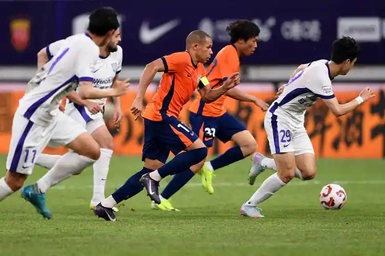 一位青岛籍申花球迷的话让我太感动了！刚才和我说5/1主场看完申花与海港比赛后将连