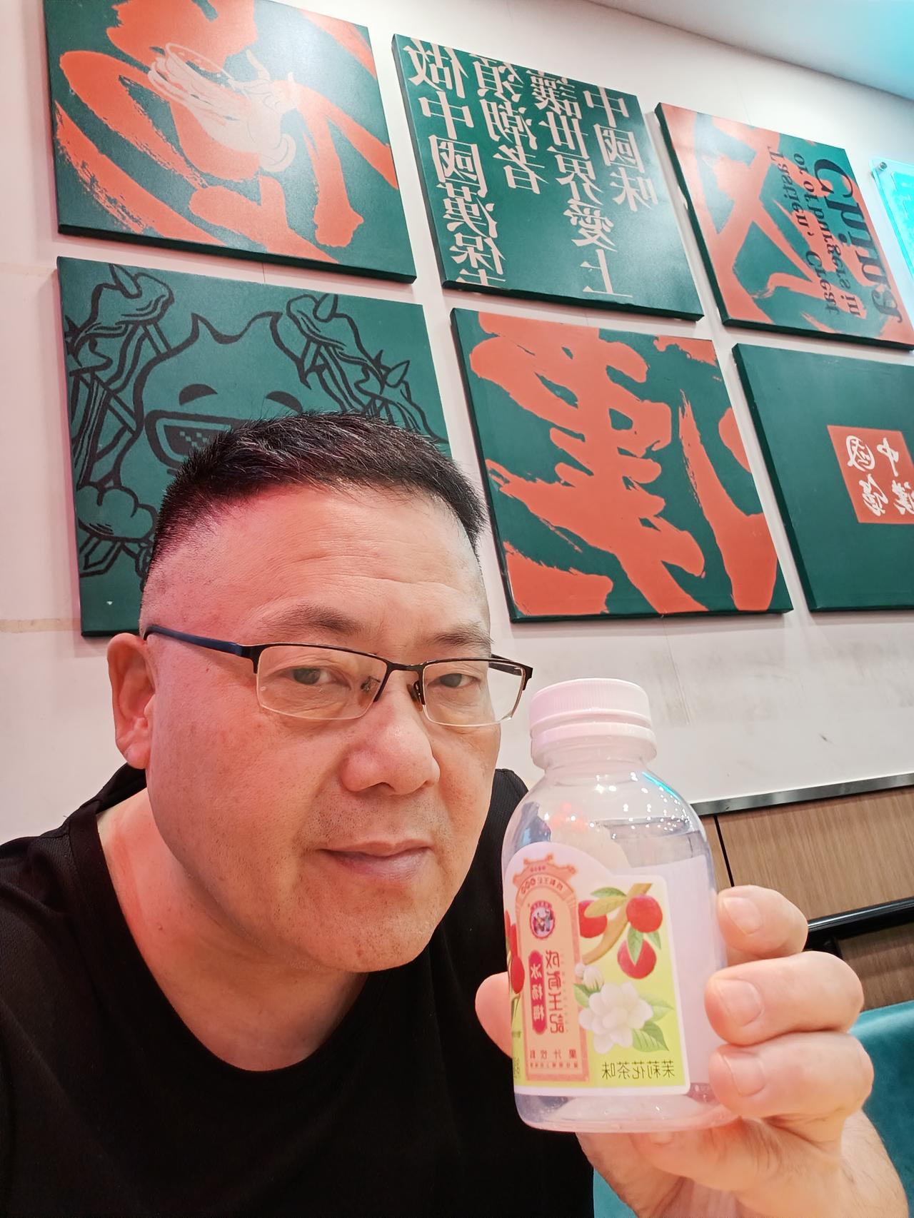 世界杯过了一半，足球也看了有20多场。

熬夜看球确实身体够呛，但是窃喜，今天早