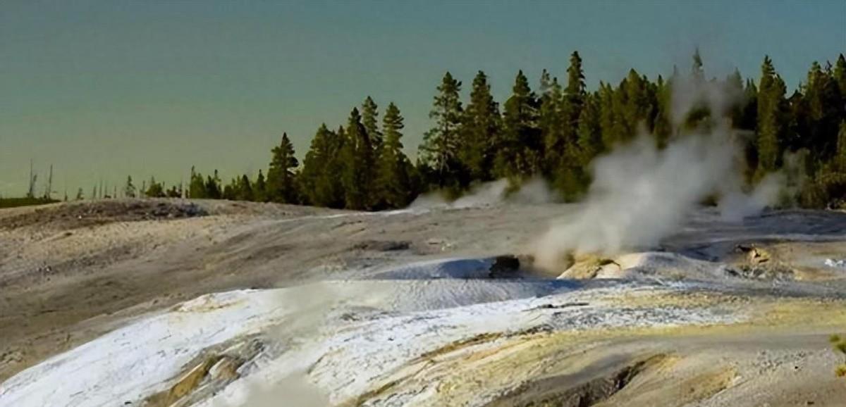大家都抬头追着风能和太阳能跑，却忽略了咱们踩着的这片土壳子底下，正藏着一个能让中