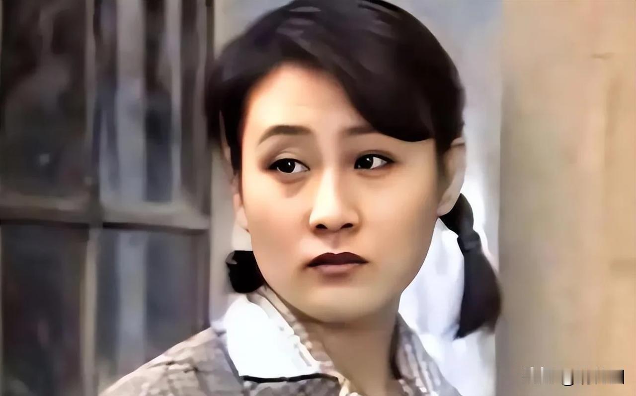 1990年前后，社会正经历转型的阵痛，旧的价值体系被打破，新的尚未完全建立，人们