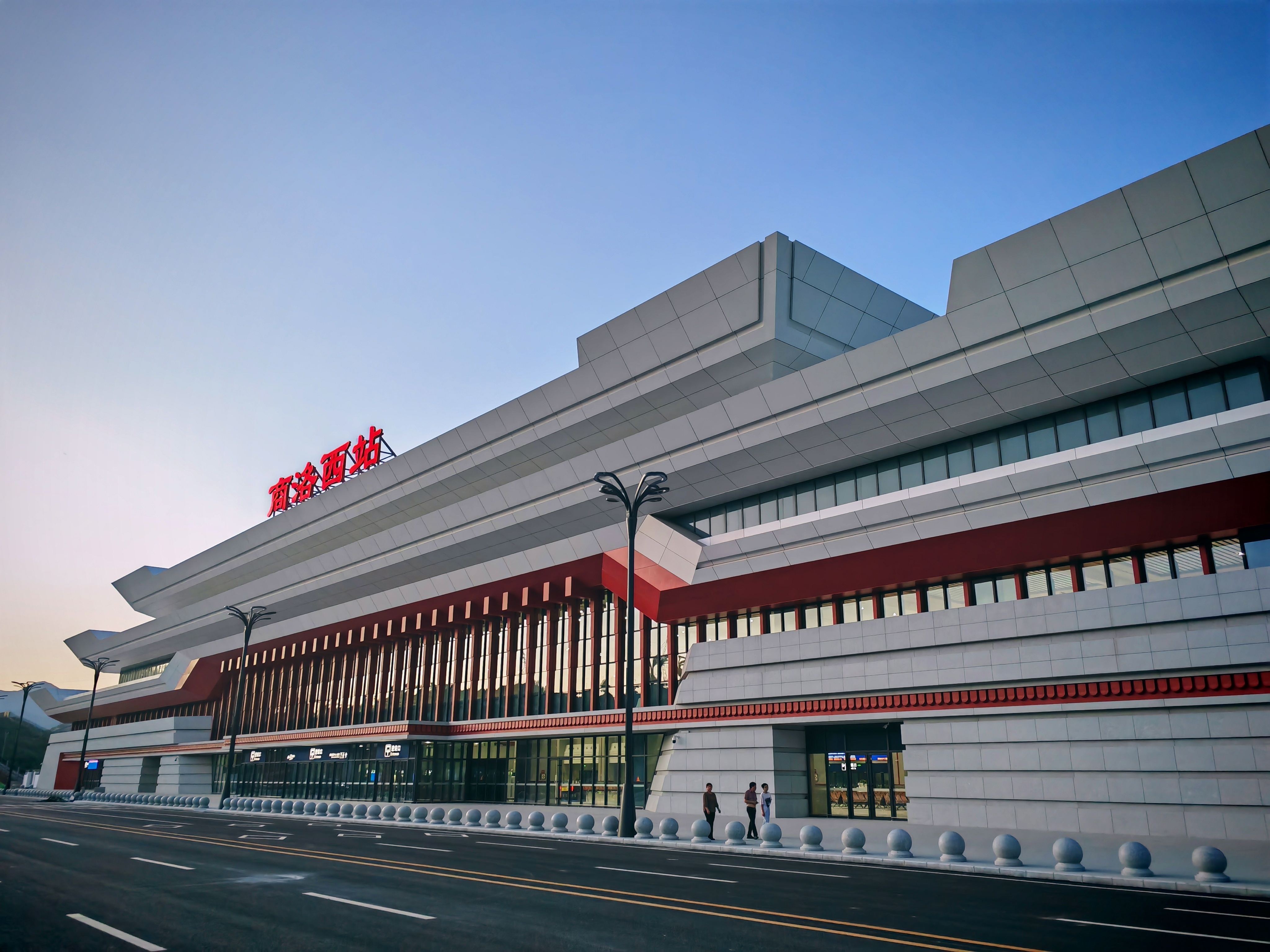 乘高铁 游商洛 当主角6月30日，西安至十堰高速铁路正式开通运营。作为国家“八纵