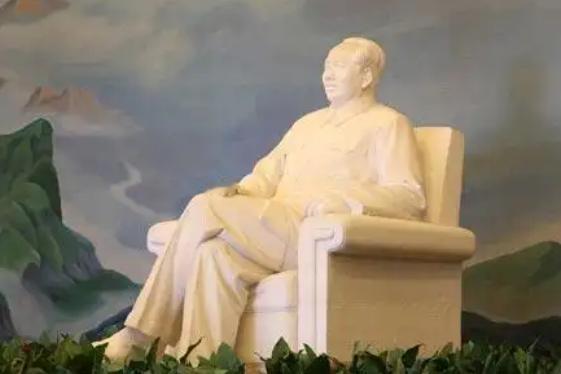 “有人提议全国拆除毛主席塑像？”这话完全就是谣言，毛主席是新中国的缔造者，他的历